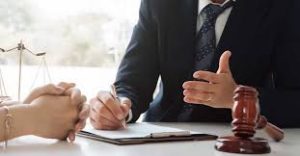 Litigation Lawyer Jakarta sedang bersidang di pengadilan niaga.